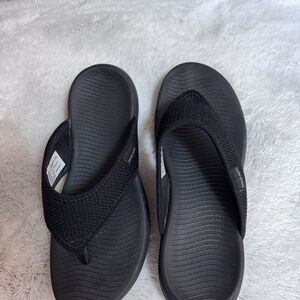 New! 🖤DREAM PAIRS ~Size 8~Flip Flops